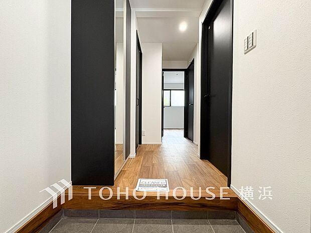 上質感漂う玄関と廊下。居住者の帰り、訪れる方を優しく迎えてくれます。