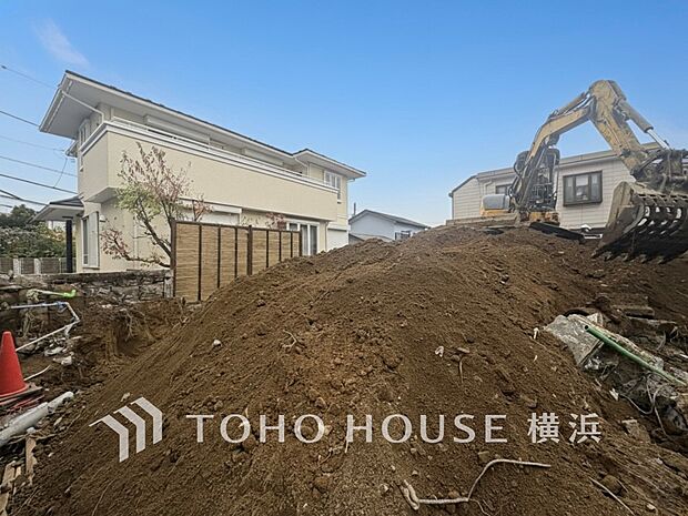 落ち着いた住宅地に位置する土地。自然と調和した穏やかな生活が楽しめます。（2025年11月撮影）