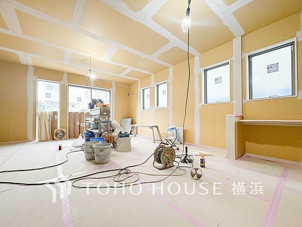 明るく開放的な空間が広がるLDK。室内には豊かな陽光が注ぎ込み、爽やかな住空間を演出。