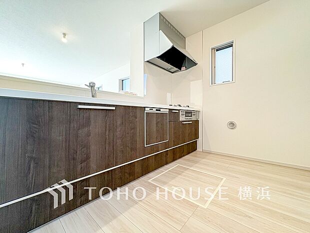 機能性とデザイン性を兼ね備えたシステムキッチン。リビングとの一体感も考慮され、美しい空間が実現。