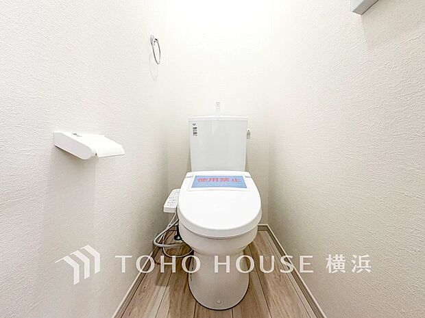 換気と明るさに配慮した、清潔感溢れるトイレ。落ち着いた空間で安らぎのひとときをお過ごしいただけます。
