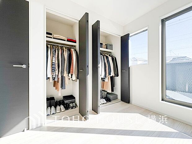 たっぷりとした収納スペース。荷物の多いご家族も安心です。(家具・装飾品はAI加工です)