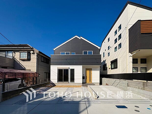 爽やかな青空の下に贅沢なほどに降り注ぐ陽光、豊かな居住性と、クオリティが見事に調和した住空間。