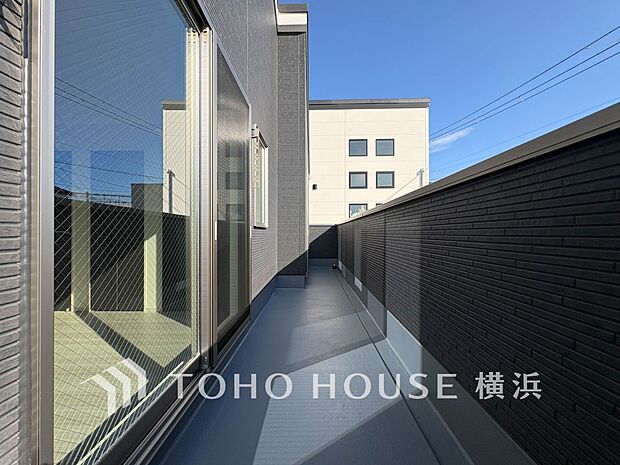 太陽の恵みをたっぷりと受けて、洗濯物も気持ちよく干せそうです。