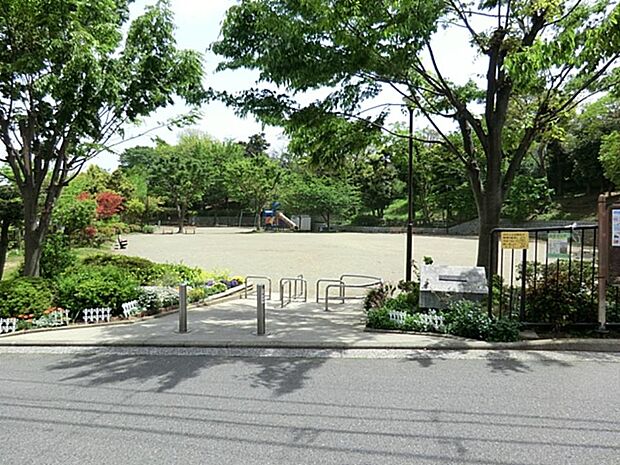 富岡西一丁目公園 500m 花壇も綺麗に手入れされており、お散歩をするのも楽しい公園です。