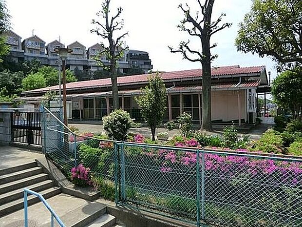 杉田保育園 1200m 小高い丘の上にある小さくて可愛らしい保育園。