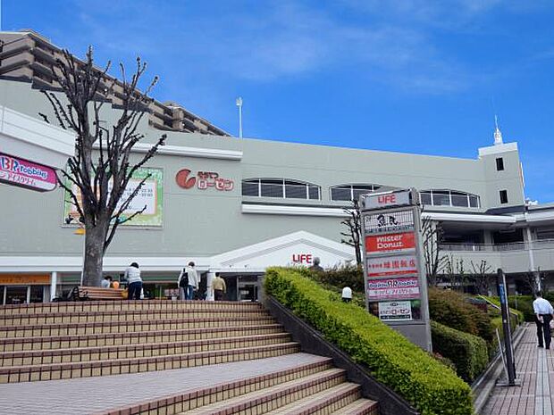 相鉄ライフ緑園都市店 1000m 8時~22時30分営業。駅前なのでお出かけの帰りに立ち寄れて便利です。