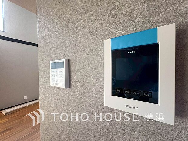 誰が来てもわかる様にモニター付きインターホンを設置。快適と安らぎを合わせた優しい設計。