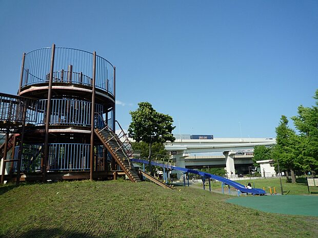 蒔田公園　350m　大型遊具やカヌーで遊べる公園。お休みの日は、お子様連れで賑わいます。   