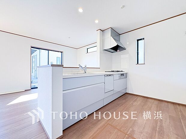 機能性とデザイン性を兼ね備えたシステムキッチン。リビングとの一体感も考慮され、美しい空間が実現。