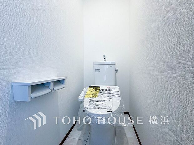 換気と明るさに配慮した、清潔感溢れるトイレ。落ち着いた空間で安らぎのひとときをお過ごしいただけます。