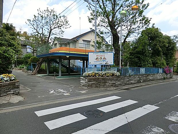 プリンス幼稚園　400m　豊かな自然の中で豊富な遊びや保育プログラムを通し、自主性、集中力、好奇心、表現力、五感を養います。 