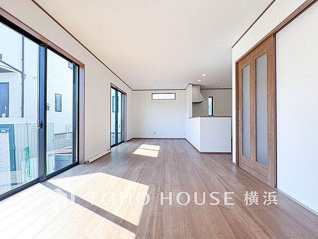 光と風があふれる開放的なリビングダイニングには自然と家族みんなが集まってきます。