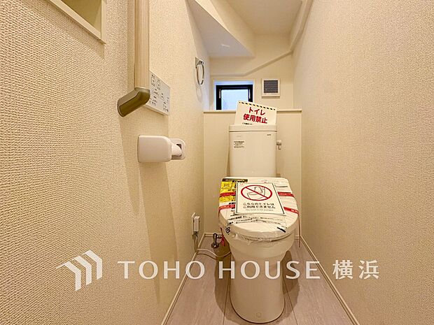 換気と明るさに配慮した、清潔感溢れるトイレ。落ち着いた空間で安らぎのひとときをお過ごしいただけます。