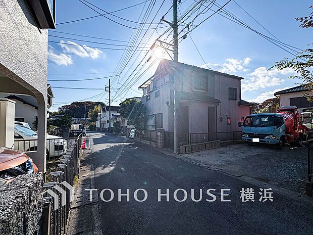 小学校が近くお子様の通学も安心です。（2025年11月撮影）