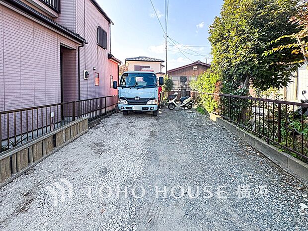 十分な広さのカースペースは、お車3台分の広さがあります。（2025年11月撮影）