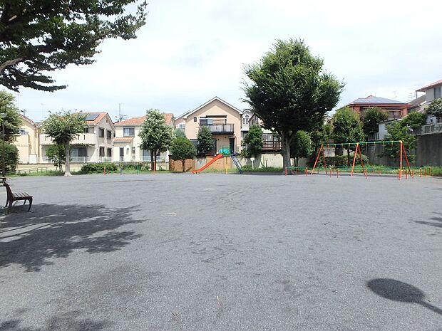 今宿こぶし公園　170m　住宅地に囲まれた公園です。子供が喜んで遊べる遊具があります。 