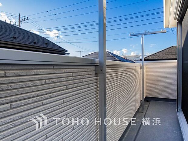 休日にまとめてお洗濯される方も安心のバルコニー。