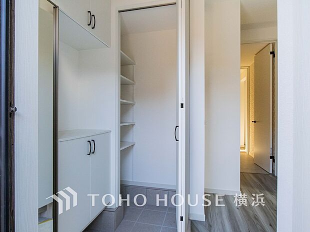 清潔感漂う廊下。各お部屋をつなぐ主要空間として美しく存在しています。 1号棟