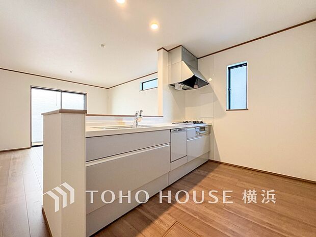 機能性とデザイン性を兼ね備えたシステムキッチン。リビングとの一体感も考慮され、美しい空間が実現。