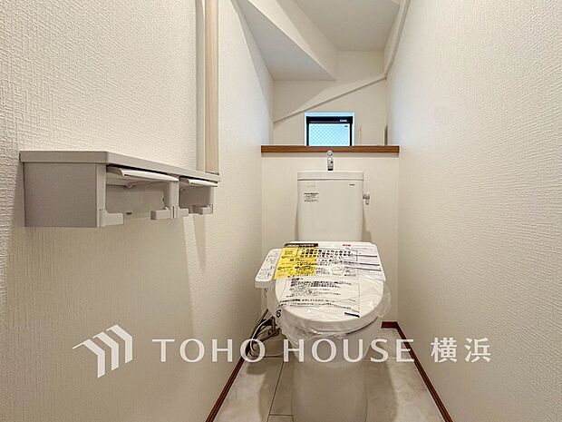 換気と明るさに配慮した、清潔感溢れるトイレ。落ち着いた空間で安らぎのひとときをお過ごしいただけます。