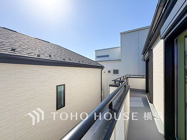 心地よい陽射しや暖かな風を楽しむことが出来るバルコニー。