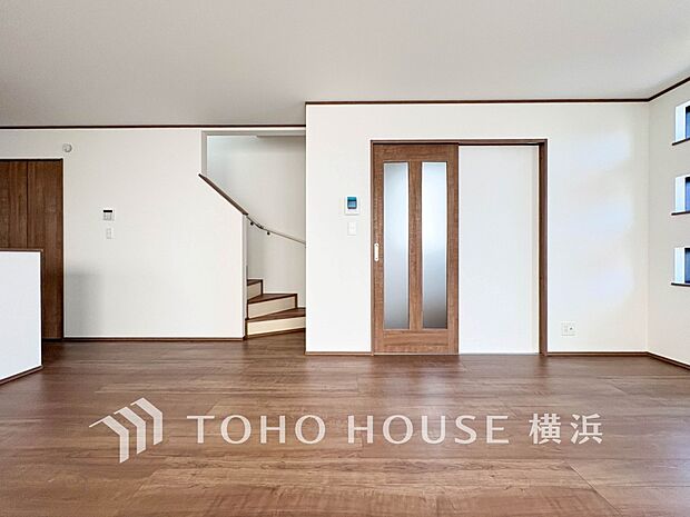 各フロアを結ぶ階段。集いの空間と一人の時間を楽しむプライベートルームをバランスよく繋いでいます。