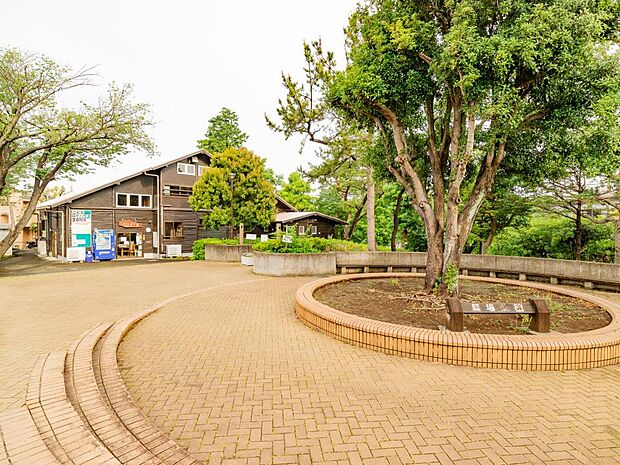 踊場公園 400m こどもログハウス「ニャンパク砦」がある公園。のぼり棒やネットはしご、迷路など雨の日も楽しく遊べます。