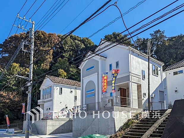 住む人を映し出す洗練された佇まいは、いつまでも輝き続けながらいつしか街の風景に溶け込んでいきます。