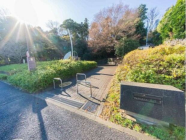 天神の杜公園　600m　心地よい風の吹き抜ける空間には、小さなお子様の遊べる遊具もあります。 