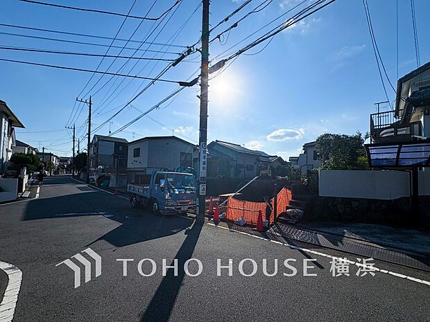 子育て環境、生活利便に優れた住環境に立地し、ゆとりある生活が送れます。（2025年11月撮影）