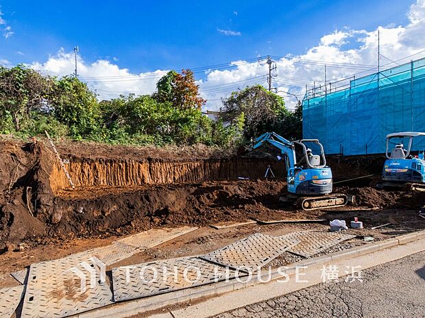十分な広さのカースペースは、お車2台分の広さがあります。(2025年11月撮影)