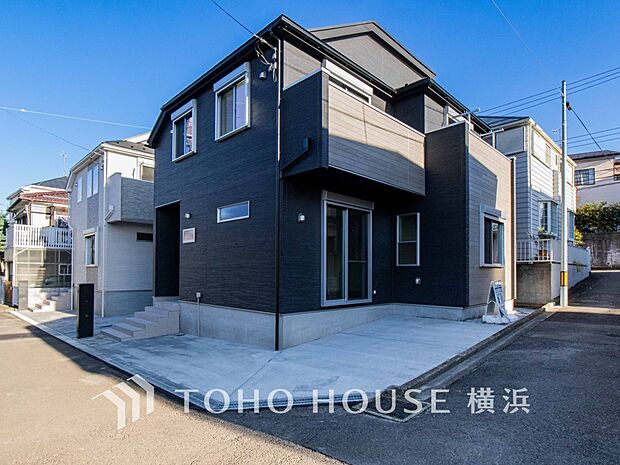 住む人を映し出す洗練された佇まいは、いつまでも輝き続けながらいつしか街の風景に溶け込んでいきます。