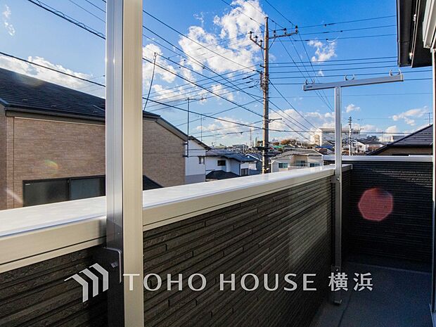 休日にまとめてお洗濯される方も安心のバルコニー。