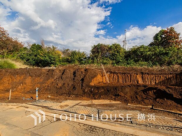 良質な環境に暮らす永住の邸がここに誕生します。(2025年11月撮影)