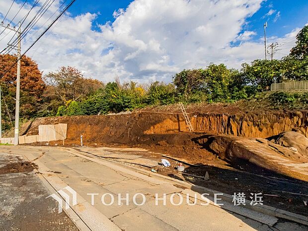 子育て環境、生活利便に優れた住環境に立地し、ゆとりある生活が送れます。(2025年11月撮影)