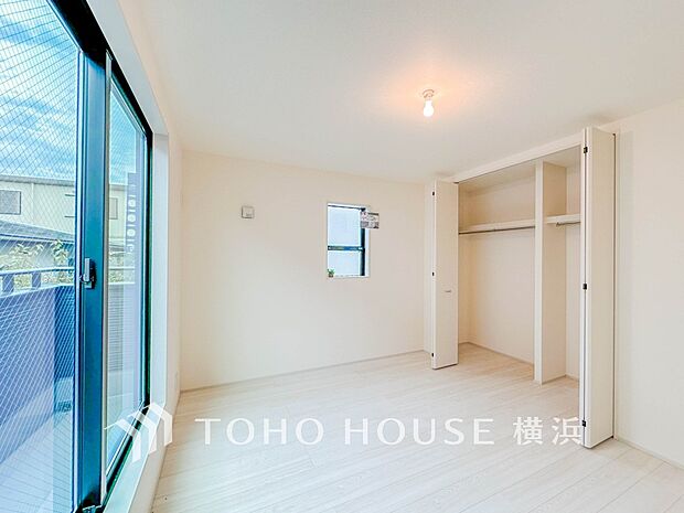 通風・採光にも優れ、心地よい光と風があふれています。プライベートな自分時間を快適に過ごせるお部屋。