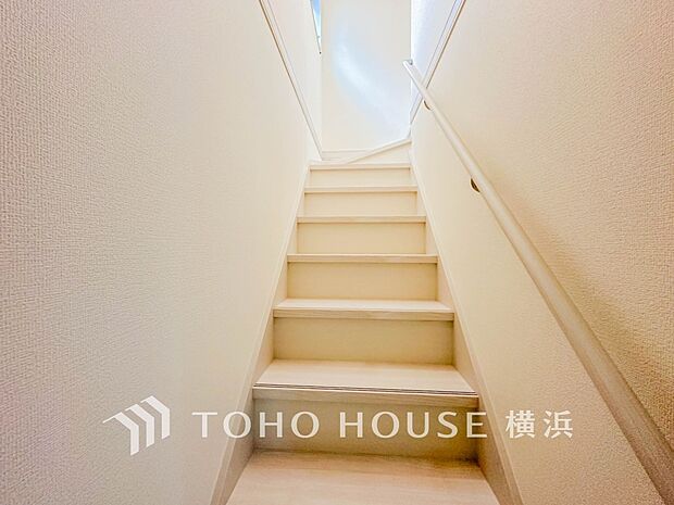 各フロアを結ぶ階段。集いの空間と一人の時間を楽しむプライベートルームをバランスよく繋いでいます。