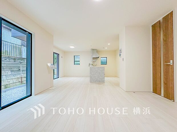 光と風があふれる開放的なリビングダイニングには自然と家族みんなが集まってきます。