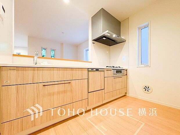 明るい自然光が入るキッチン。家族そろってキッチンに立っても調理がしやすく余裕の広さ。