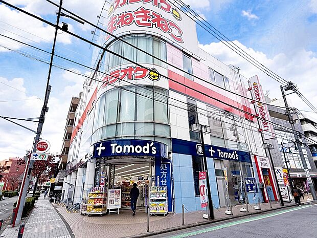 トモズ中山　1000m　医薬品の他、日用雑貨やベビー・介護用品・食品・ペット用品など幅広い品揃えです。 