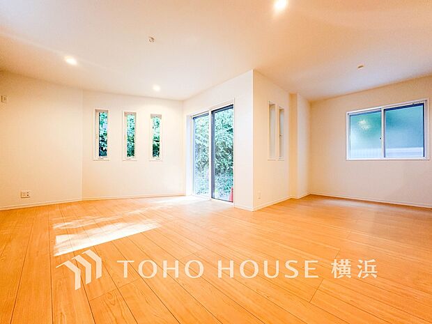 光と風があふれる開放的なリビングダイニングには自然と家族みんなが集まってきます。