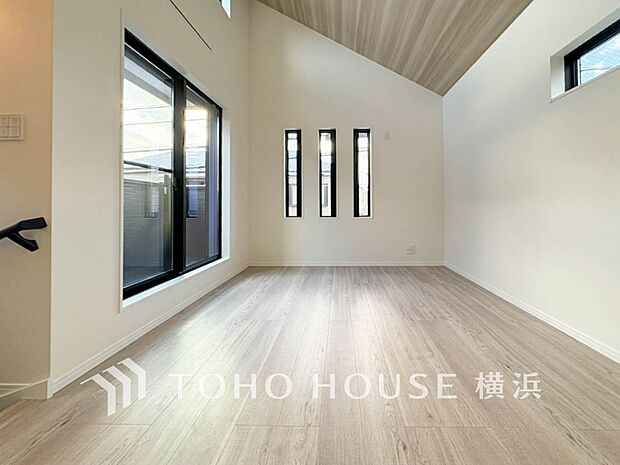 明るく開放的な空間が広がるLDK。室内には豊かな陽光が注ぎ込み、爽やかな住空間を演出。