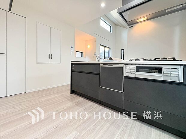 機能性とデザイン性を兼ね備えたシステムキッチン。リビングとの一体感も考慮され、美しい空間が実現。