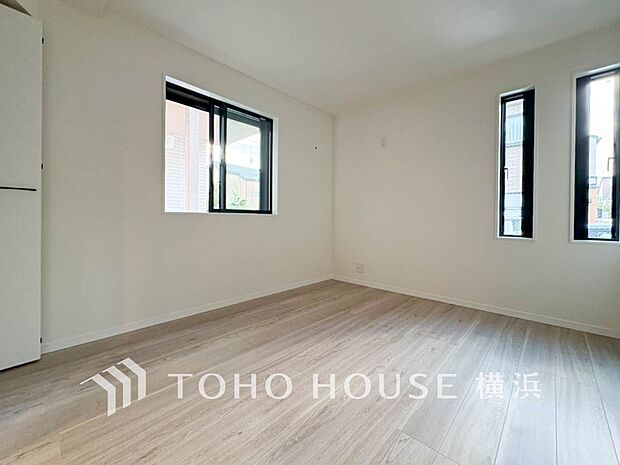 一日の疲れをいやしてくれる寝室。時を忘れて過ごす場所として過ごせるお部屋。