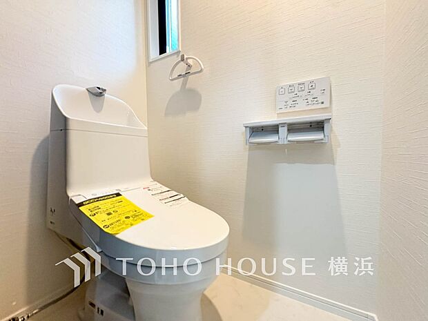 換気と明るさに配慮した、清潔感溢れるトイレ。落ち着いた空間で安らぎのひとときをお過ごしいただけます。