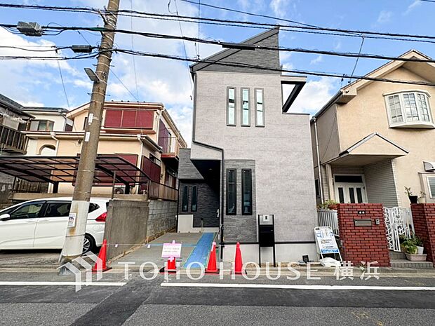 爽やかな青空の下に贅沢なほどに降り注ぐ陽光、豊かな居住性と、クオリティが見事に調和した住空間。