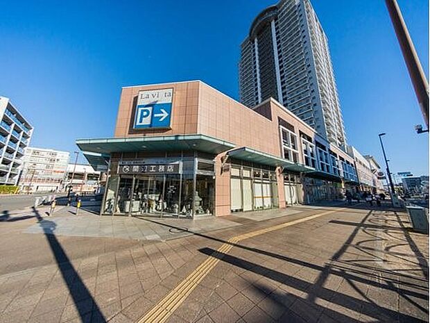 らびすた 新杉田 1400m JR「新杉田」駅直結。30以上の専門店やモールを擁すショッピングモール。