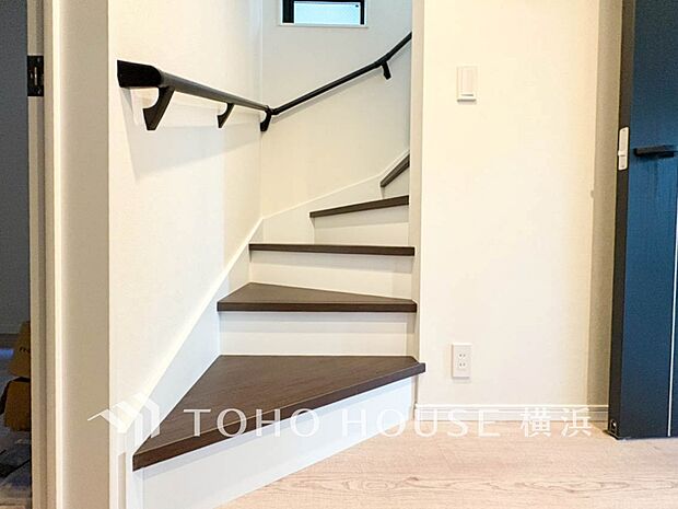 各フロアを結ぶ階段。集いの空間と一人の時間を楽しむプライベートルームをバランスよく繋いでいます。