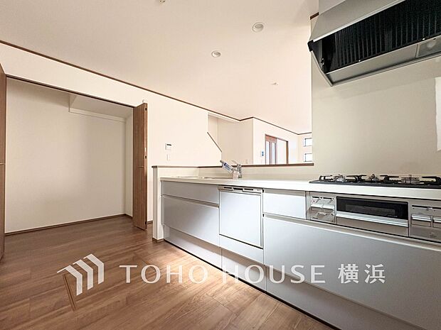 機能性とデザイン性を兼ね備えたシステムキッチン。リビングとの一体感も考慮され、美しい空間が実現。